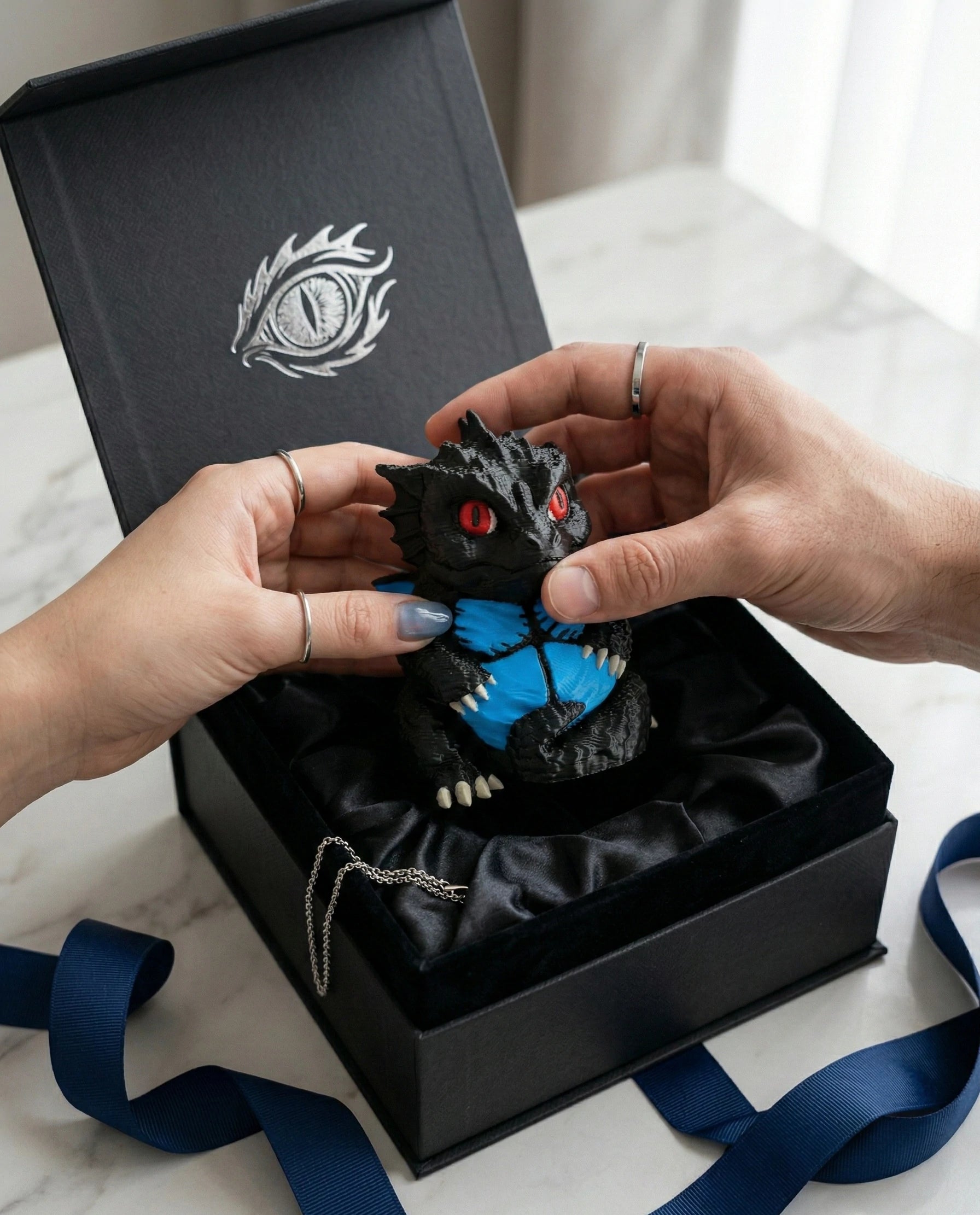 KODA - Der stämmige Wächter Drache - Schreibtisch Figur – Geschenk & Büro Deko - Handgemachtes Sammlerstück