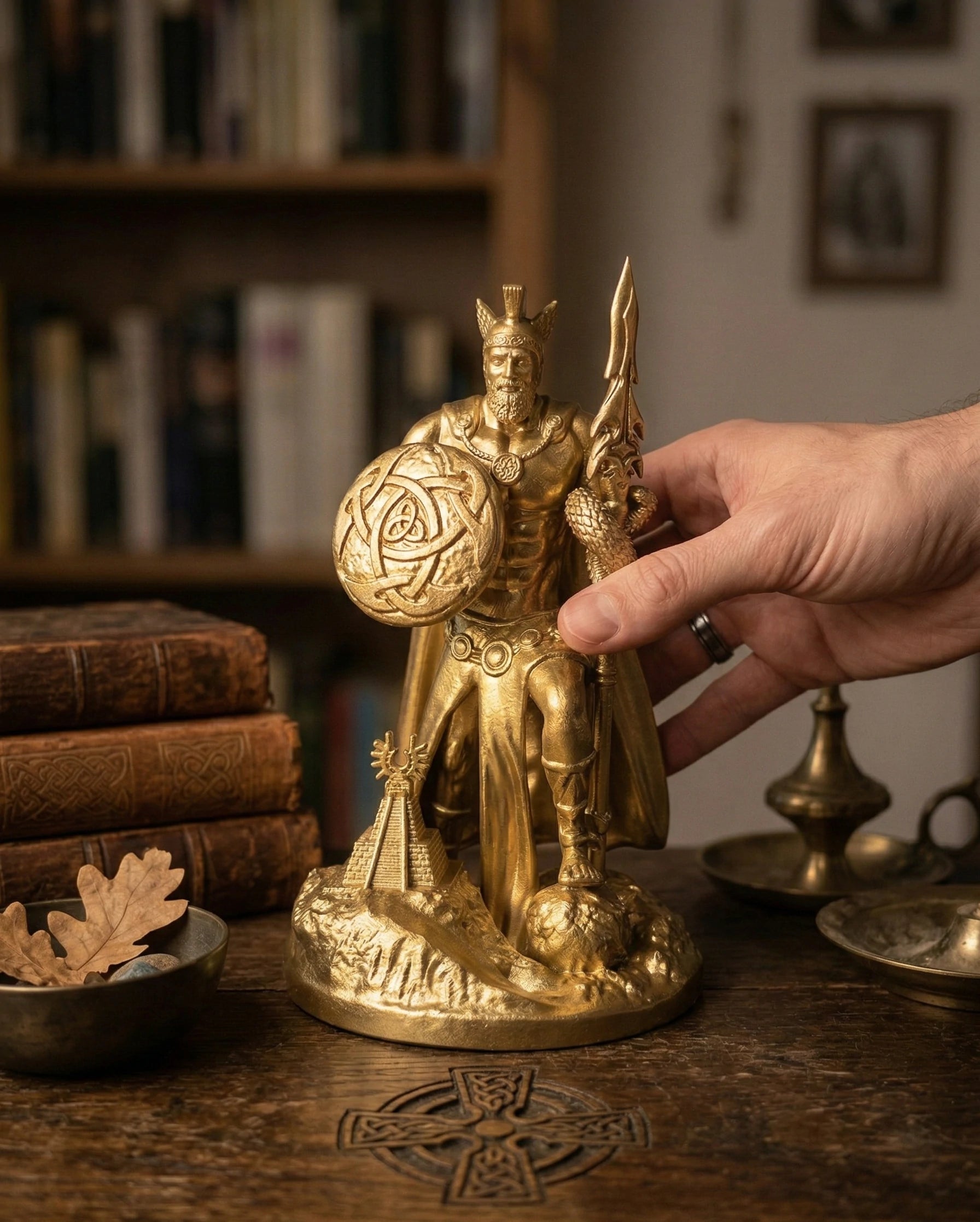 Lugh - Keltischer Gott - Handbemalte antike Goldstatue - Altardekoration